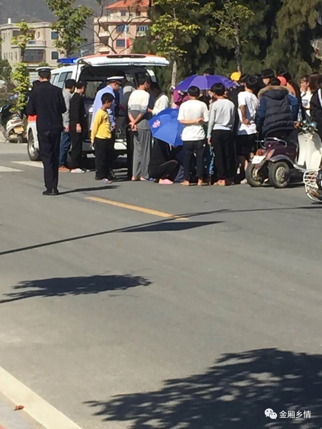 金厢镇红色大道车祸现场 . 受伤男女被抬上救护车!