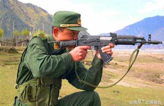 1/ 12 中国qbz56c短自动步枪:在中国的56式冲锋枪家族中有一支比较
