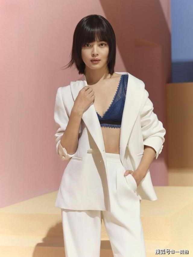 辛芷蕾身材太有料 拍摄内衣大片 花式秀身材 看到腹肌我酸了 款式