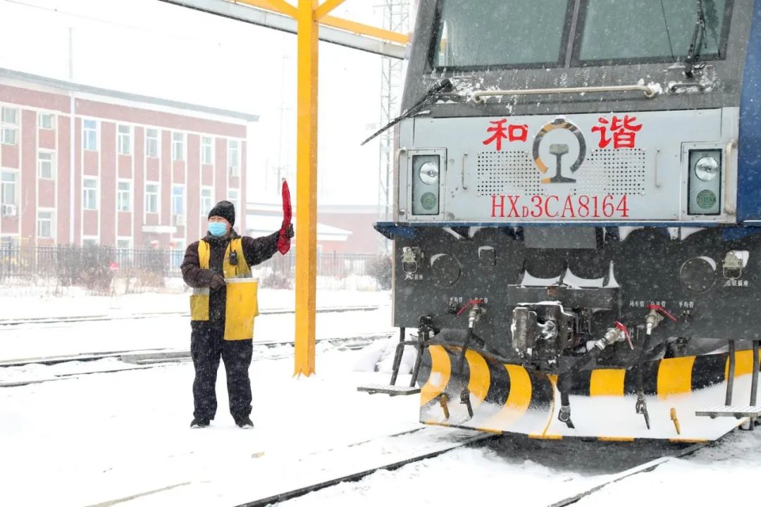 齐齐哈尔机务段迅速启动雪天应急预案,24小时内出动110余人次清理