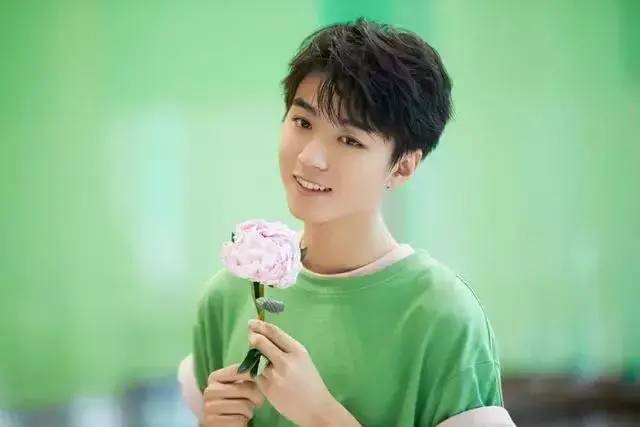 王俊凯工作室更花絮图,花儿与少年碰撞出无限活力