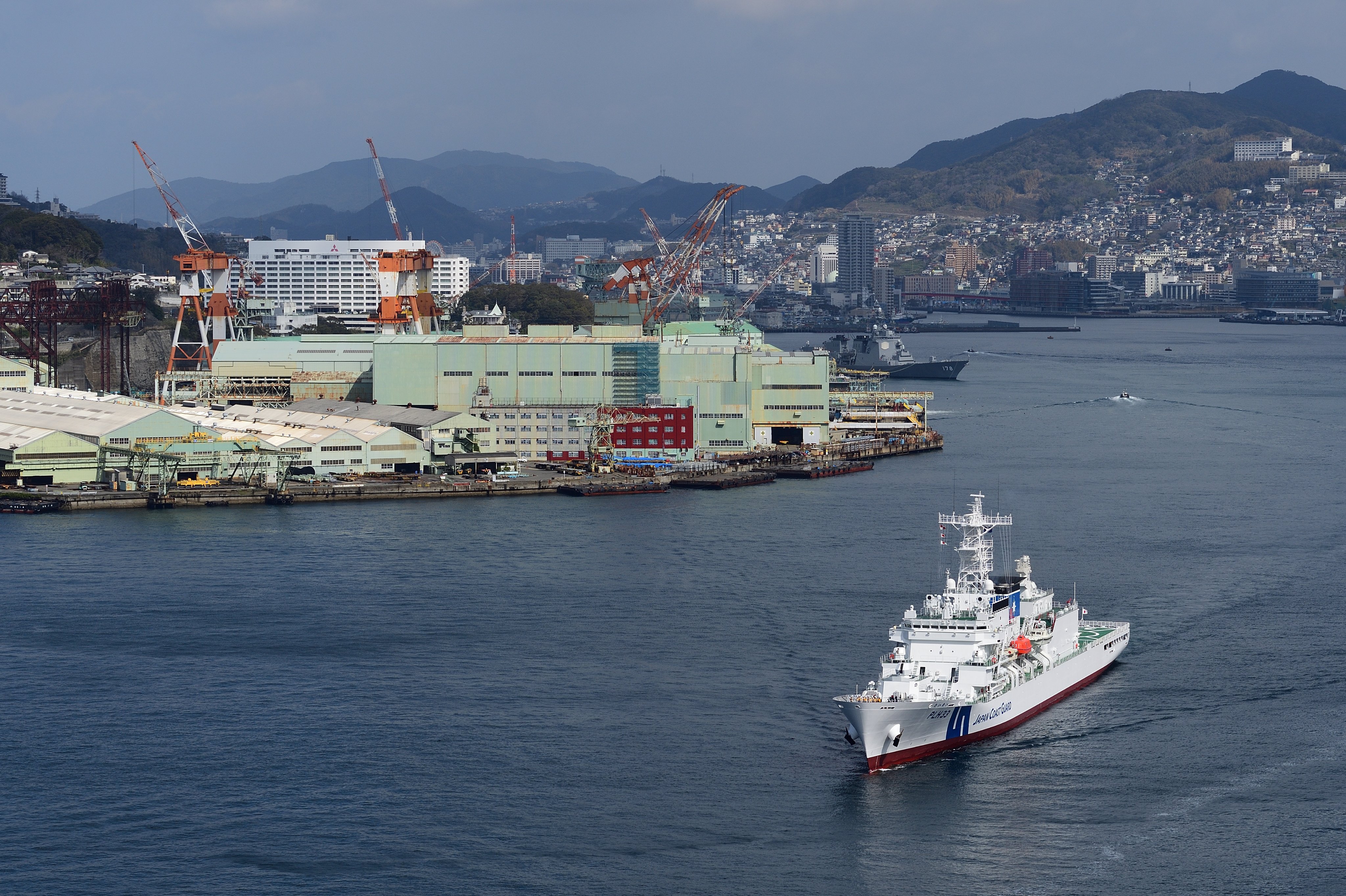 敷岛级的排水量和火力与我国的12000吨级海警船(海警2901和海警3901)