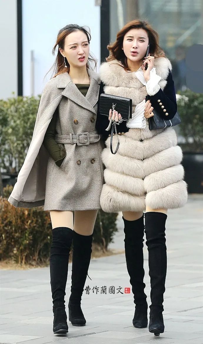 街拍:美女穿高筒靴配短裙,最有女人味