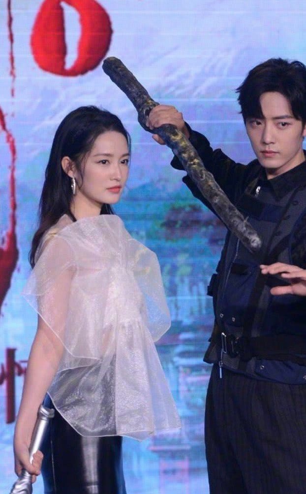 李沁的直线腿厉害了,踩高跟鞋和肖战同台,这腿也跟开了特效一样