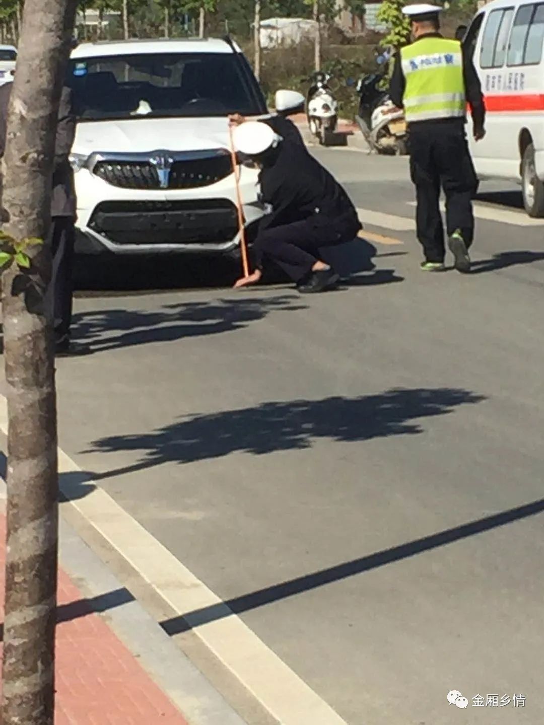 金厢镇红色大道车祸现场 . 受伤男女被抬上救护车!