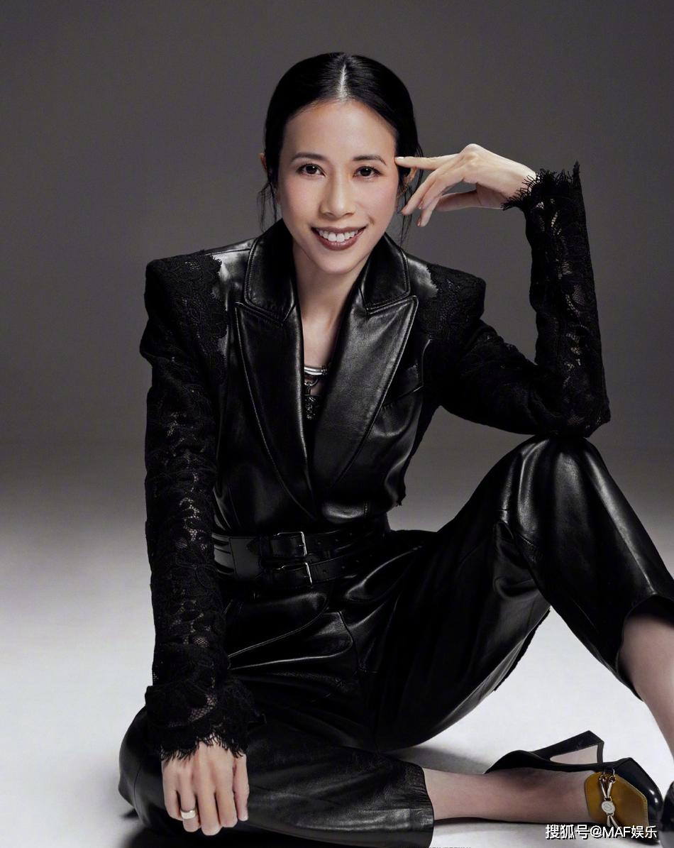 莫文蔚长裙魅力迷人 女人味十足