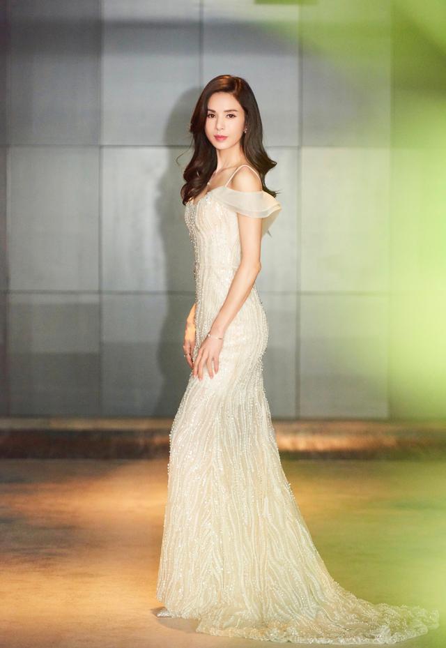 李若彤又美了，一袭白色长裙大秀香肩，造型唯美彰显十足仙气_身体