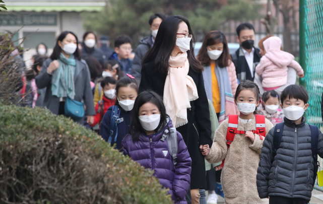 教育部就学校开学发布最新消息，注重了高三、初三年级同属地学生的公平性