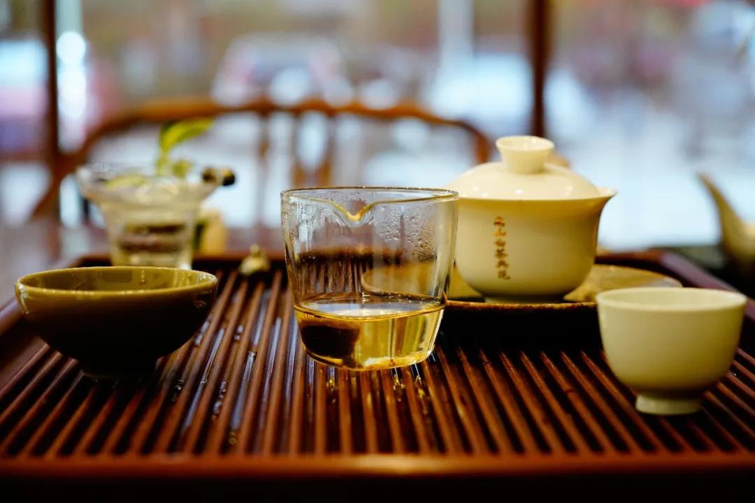 是的,有一种幸福,简素如茶,喝茶是爱生活之人的专利,泡一杯茶,感受