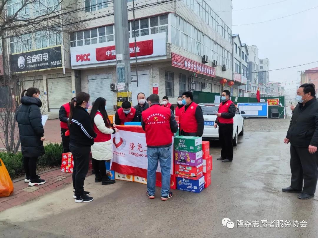 隆尧志愿者服务协会冒雨慰问村防疫一线执勤人员