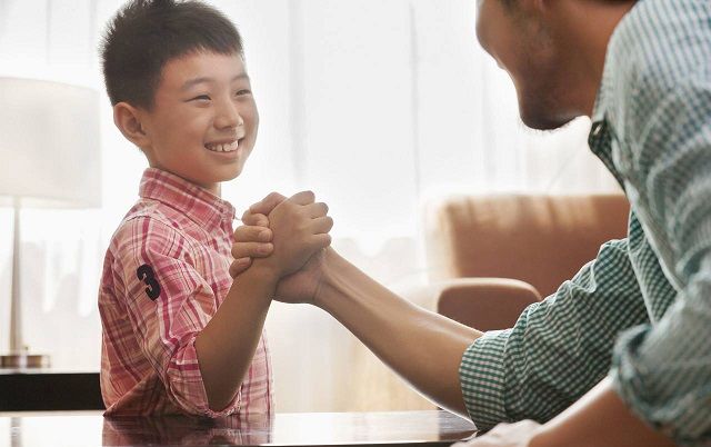 “好孩子是夸出来的！”经常对孩子说这两种话，他只会越来越无能