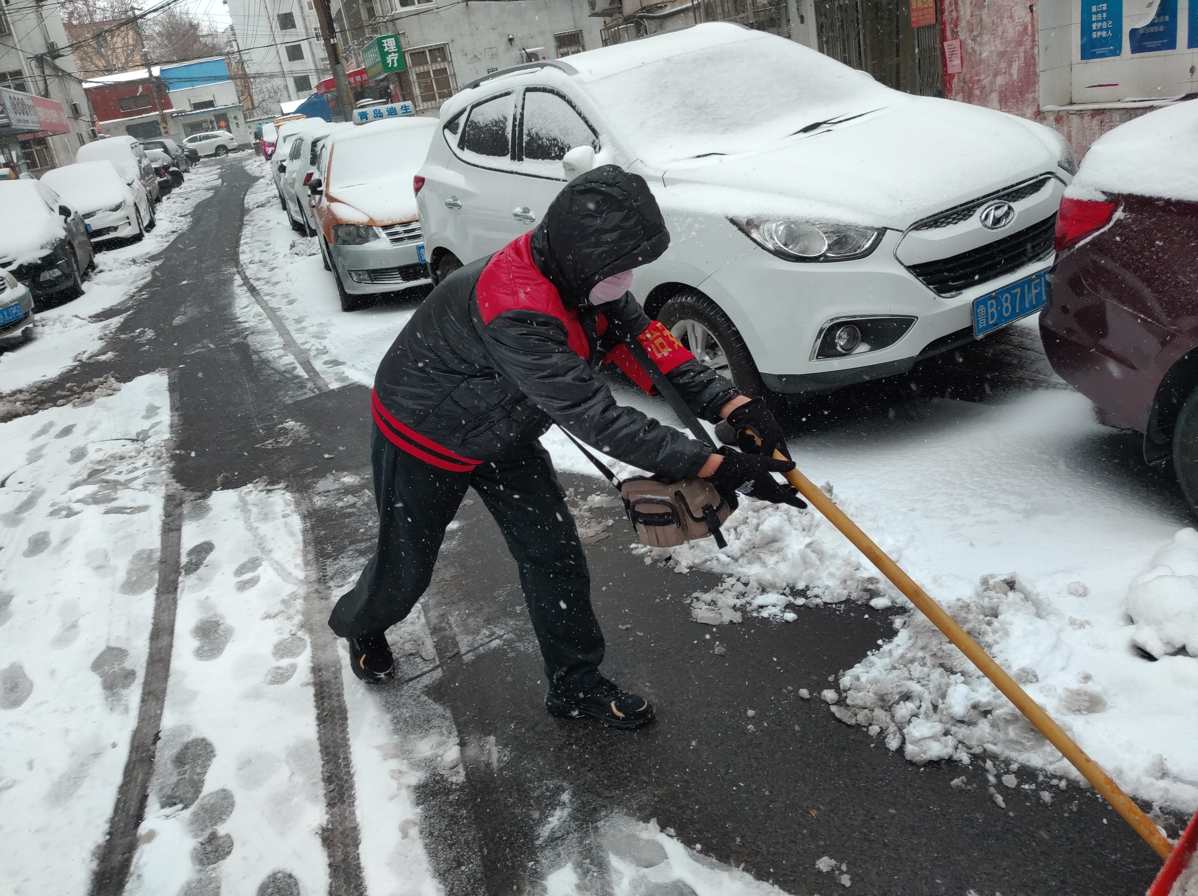 镇江路街道志愿者隋立民"95后"的"红袖标 展现青春志愿力量