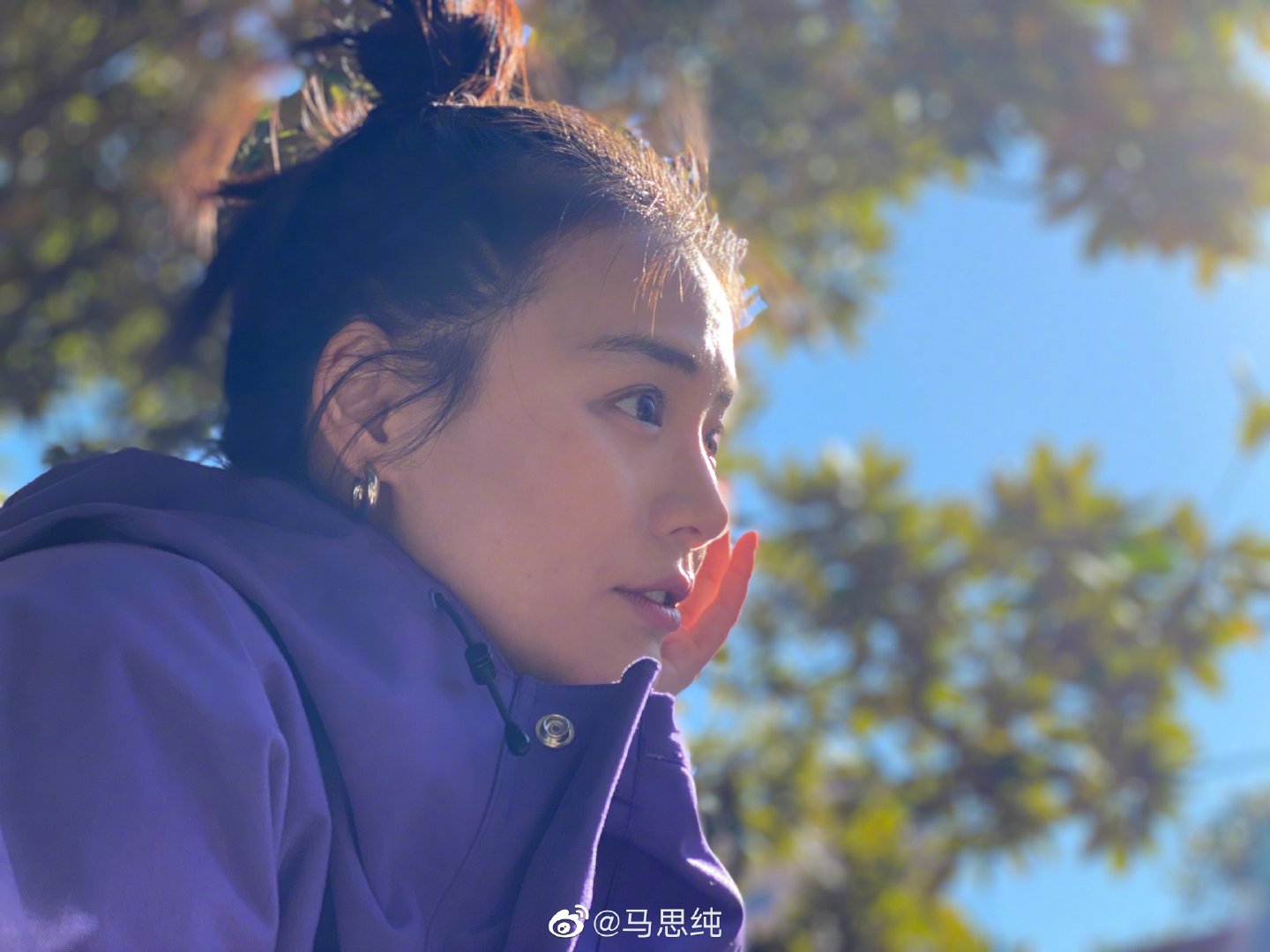 原创马思纯久违晒美照纪念四年一遇的日子丸子头配紫风衣超减龄