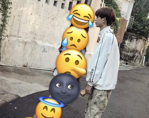 套路璐心情大好晒自拍照，不料却被身后男子抢