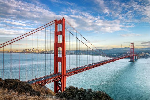 它是世界著名大桥之一，被誉为20世纪桥梁工程的一项奇迹