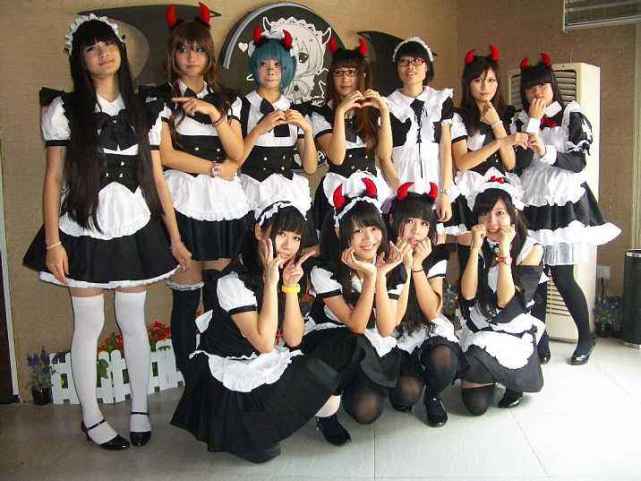 原创日本宅男喜爱的女仆店美女跪地服务但中国人却不喜欢