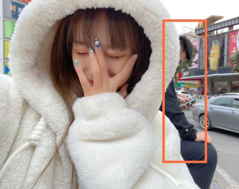 套路璐心情大好晒自拍照，不料却被身后男子抢