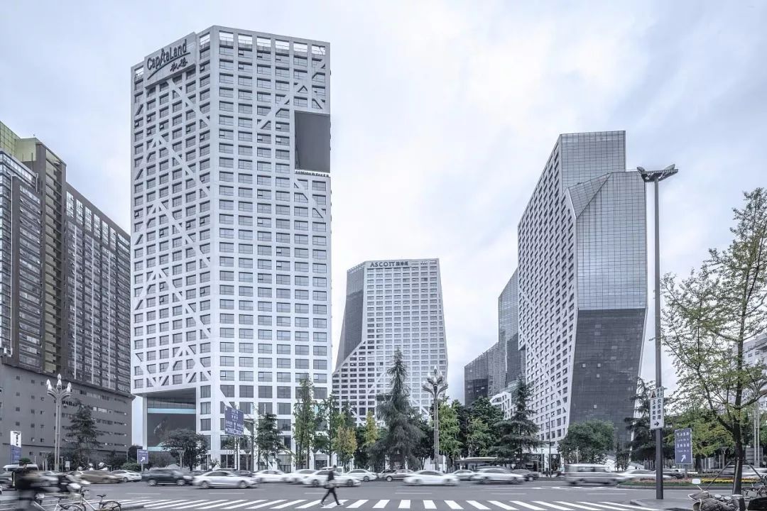 4万㎡ 开业时间:2012年9月 交通位置:省体育馆站 项目简介 成都来福士