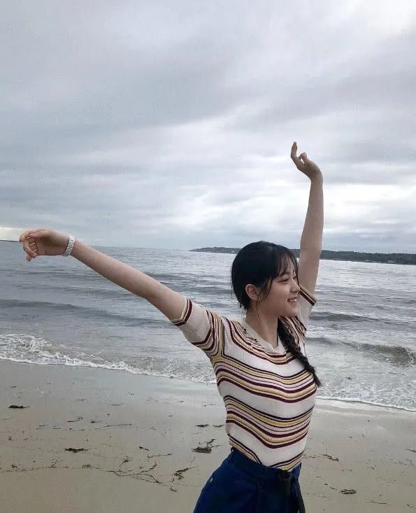 欧阳娜娜和闺蜜玩自拍，看清两人拍照动作，明