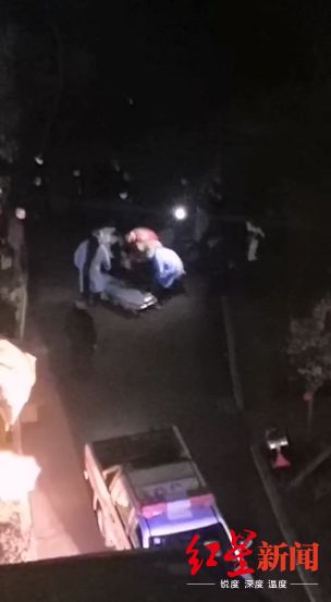 24岁女子从18楼爬到14楼后跳下，警方通报：她曾有多次轻生行为