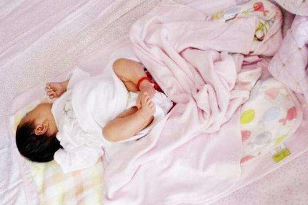 宝宝这三种睡姿,会影响新生儿颜值和头骨形状,妈妈发现要纠正