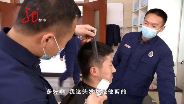 消防员变身tony老师,不会剪头的消防员不是好厨子!
