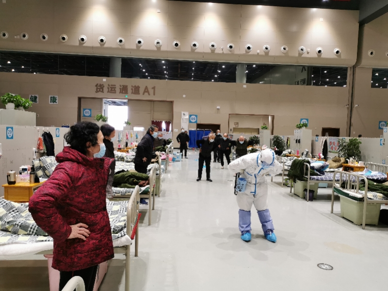 方舱的医与患：她们穿上防护服像小企鹅，出院