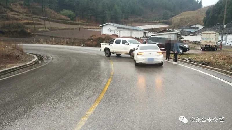 马龙老深沟典型交通事故案例车辆雨天弯道酿事故