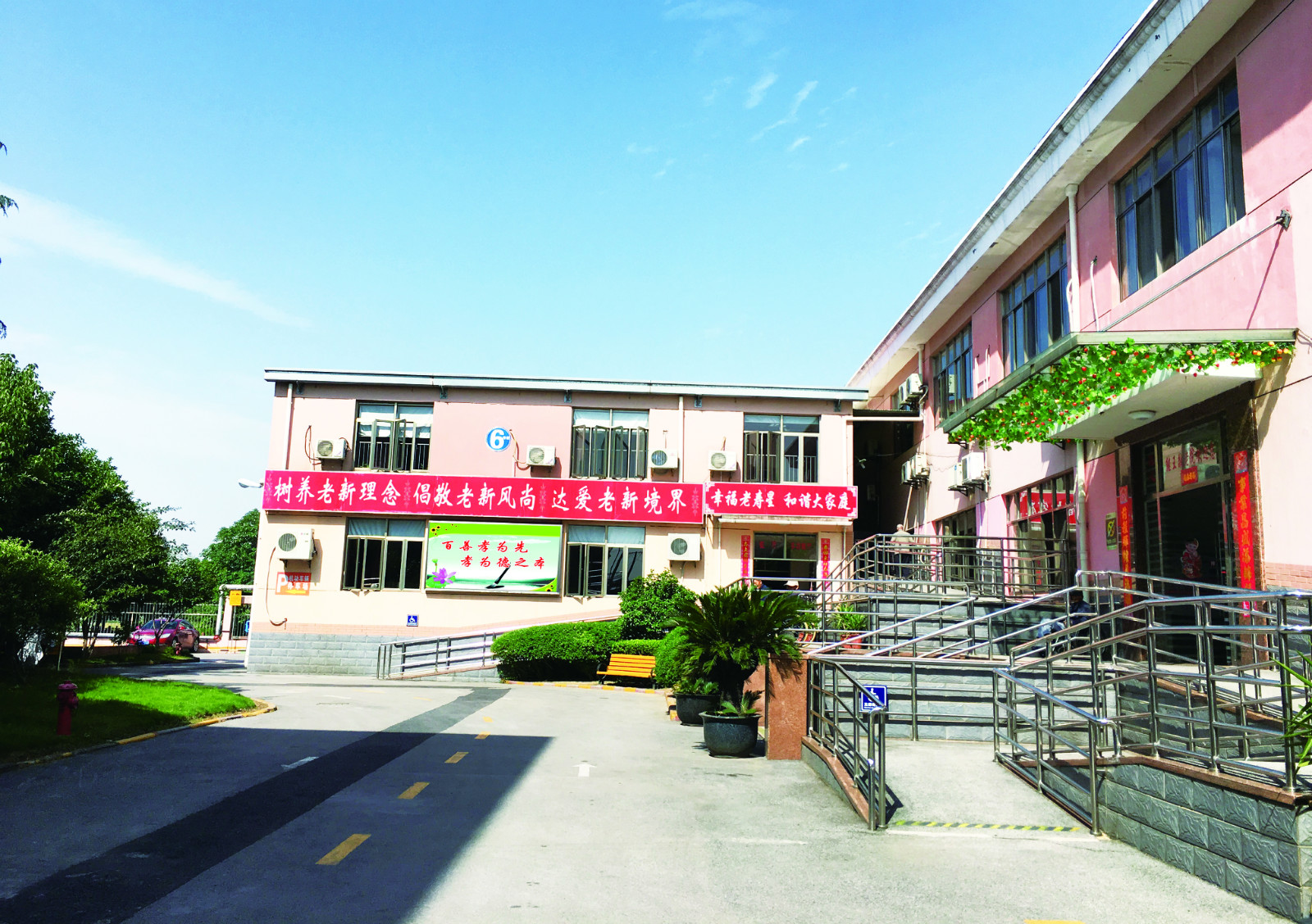 上海一养老院封闭26天无人探望的老人开始在阳光下唱歌念诗