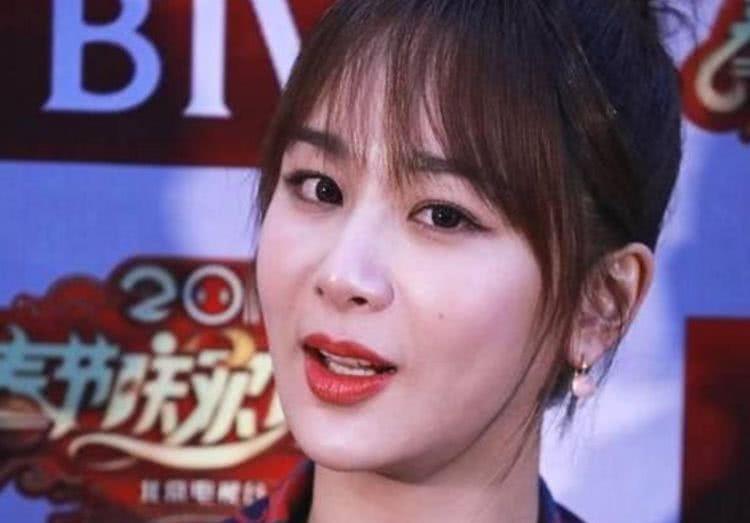 春晚彩排杨紫,关晓彤同框,未修图的腿再现