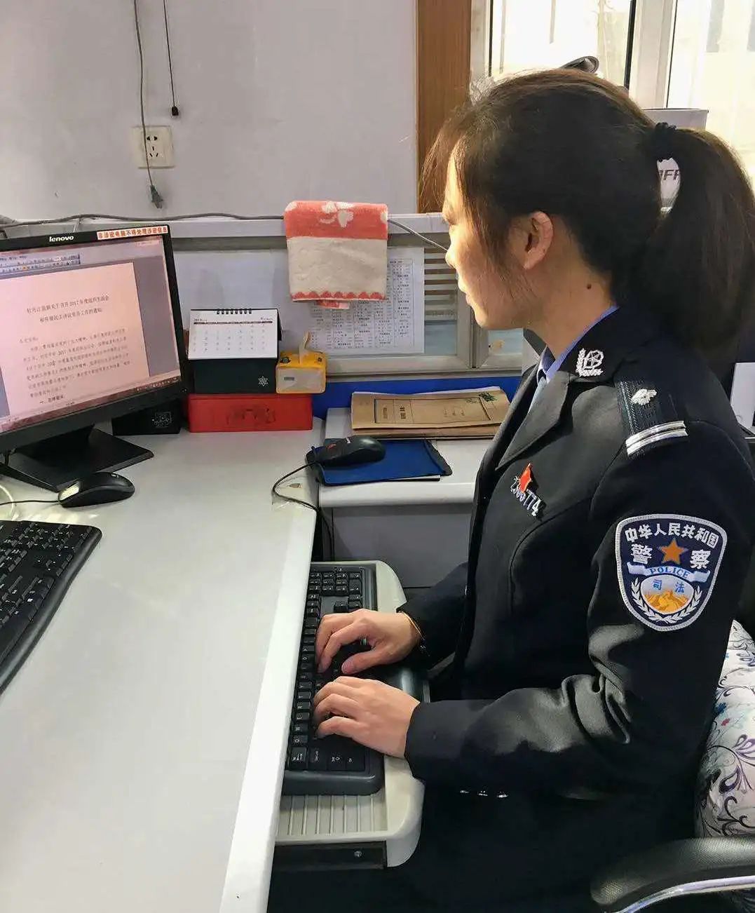 to marry a policeman19年前,我头顶国徽,身着警服,成为监狱人民警察