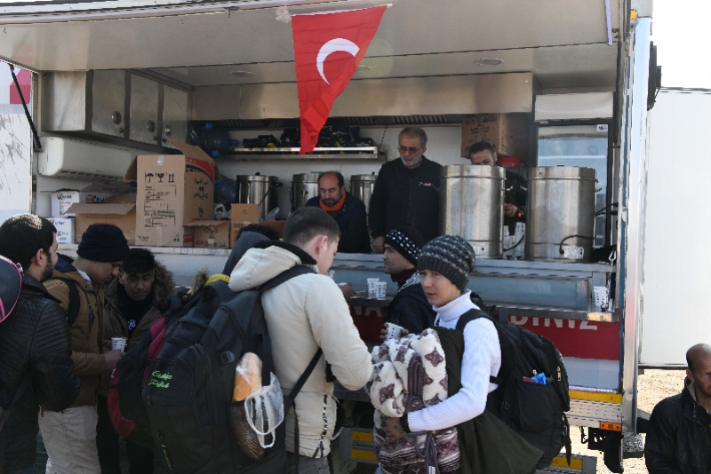 土耳其正式“开闸”，放大批难民涌入欧洲