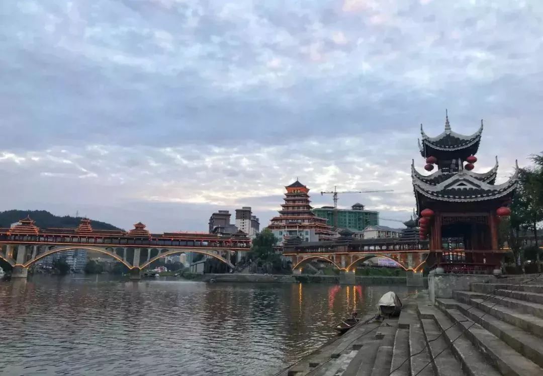 江上的风雨桥内