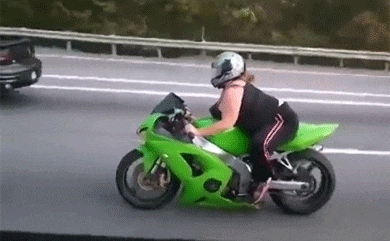 搞笑GIF：原来摩托车的前面凸起完美配合了大姐的身材_段子