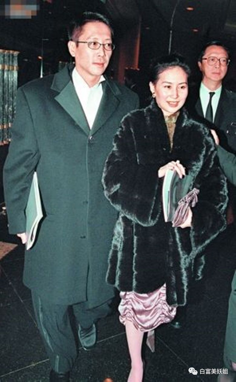 1993年陈百强意外去世,身为人妻的何超琼不顾各种忌讳,坚持为陈百强扶