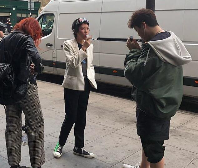 王菲大女儿窦靖童街头抽烟白西装吞云吐雾太帅气