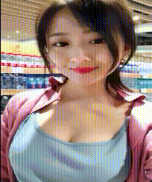 搞笑GIF：妹子真是臭美，逛个超市还要自拍_一个样