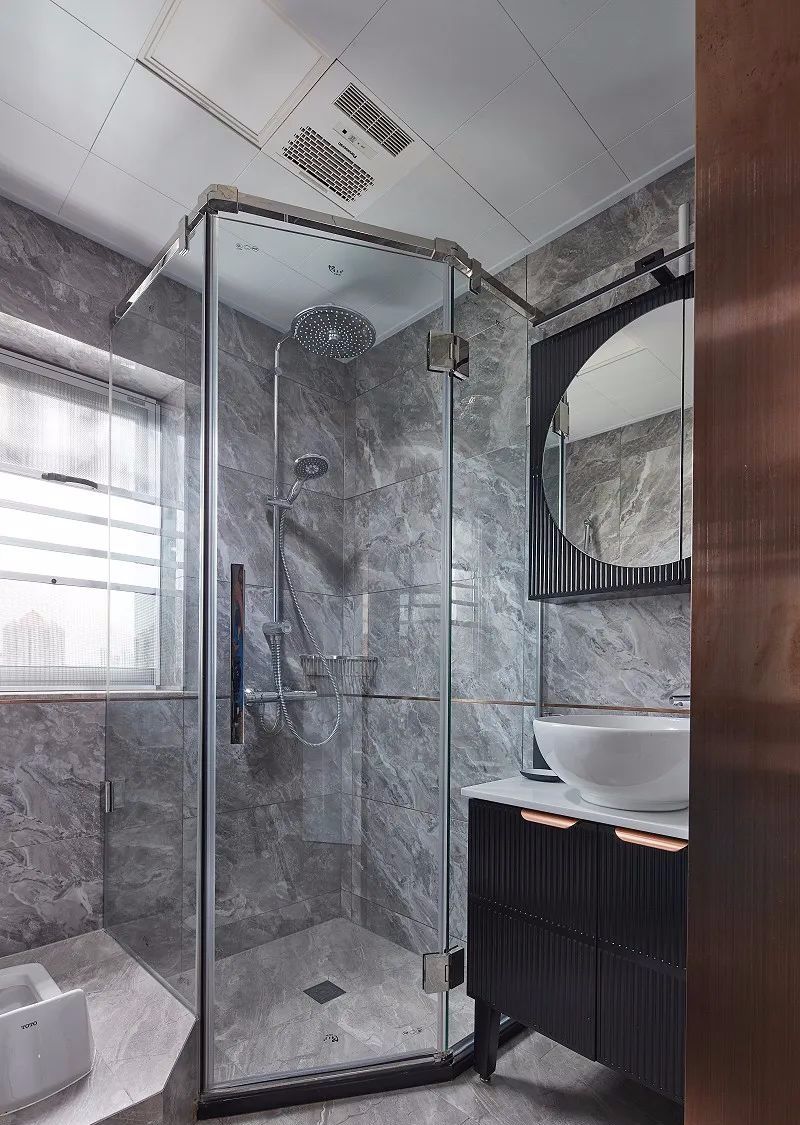 卫生间,整体通铺灰色瓷砖,钻石型玻璃淋浴房,黑色洗漱台,增加卫生