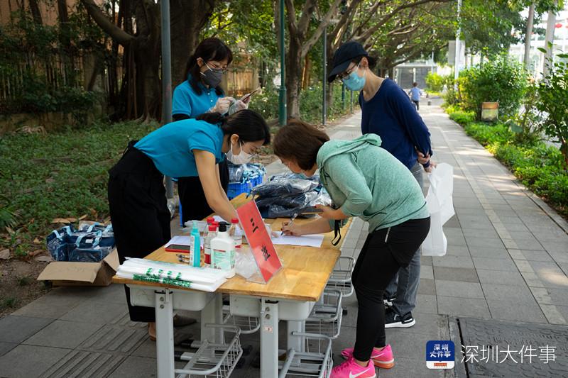 前后消毒3次!深圳一小学开始发放教材，由家长代表按片区领取