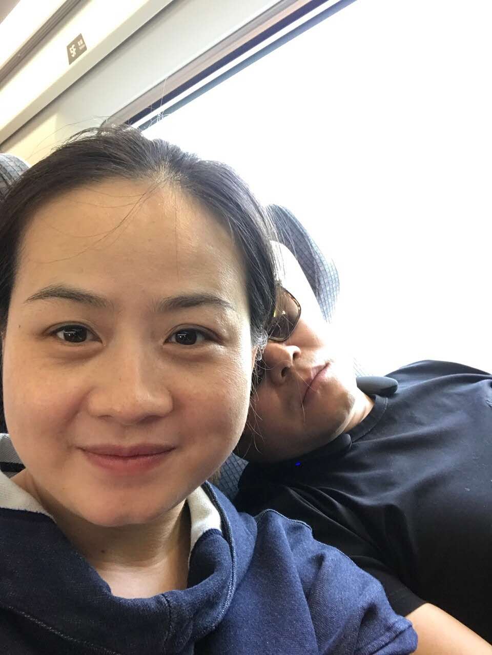 岳云鹏妻子郑敏大胆剃光头,五官更显精致,还喊老公
