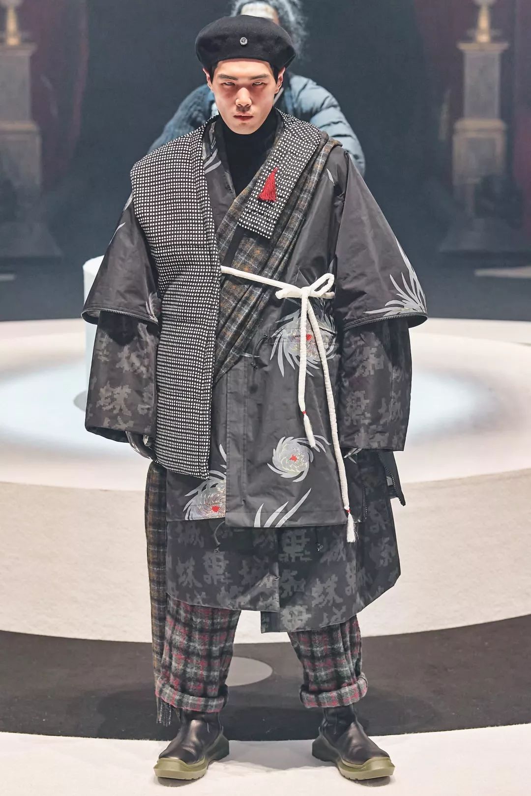 受电影启发,他让宇航服,日本武士服甚至恐怖女巫登上秀场,原来时装秀