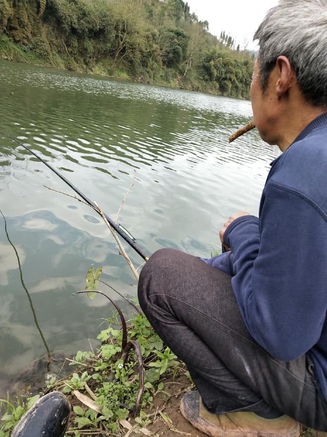 富贵在家钓鱼的最后一天,心里难过向谁说?