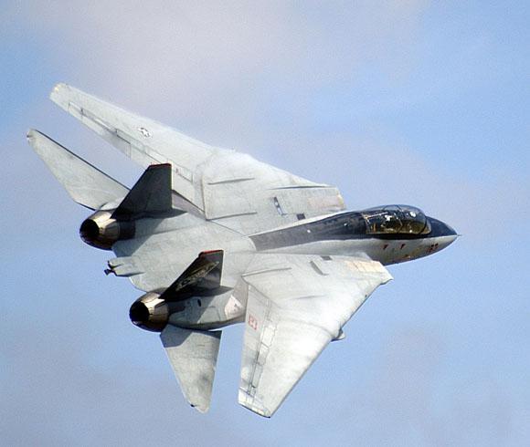 f14战机运送军官舱盖突然不翼而飞飞行员查看后座空无一人