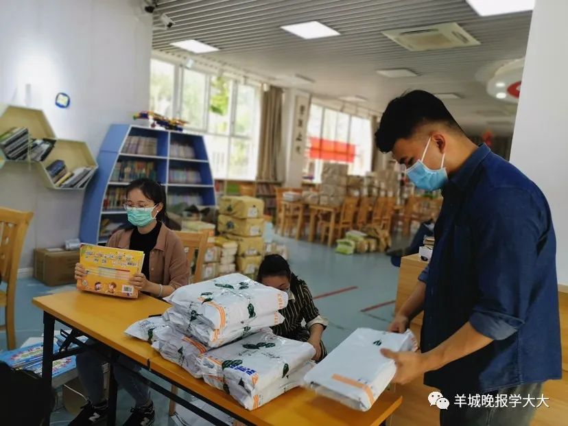 中小学开启线上教育 领教材却成了问题 学校距家100米也得用快递 方式并