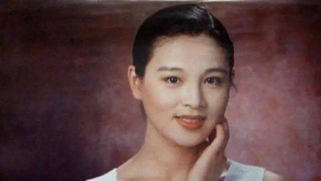 被英宁抛弃的赵明明,当红时息影抚养女儿,她现在怎么样了?