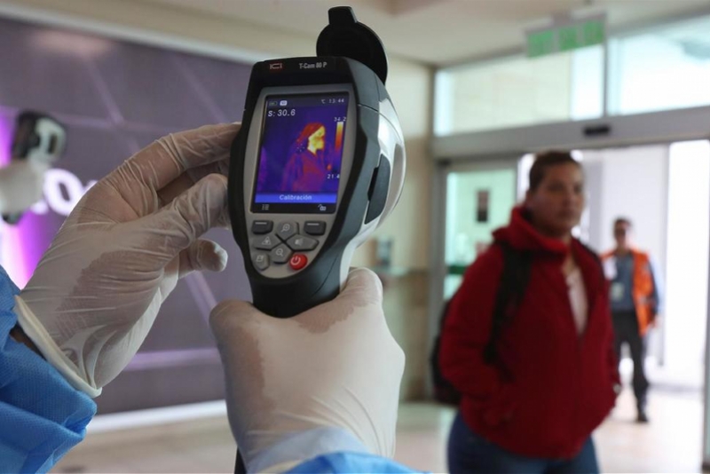 疫情难倒美国政府,专家被禁言,蓬佩奥变复读机