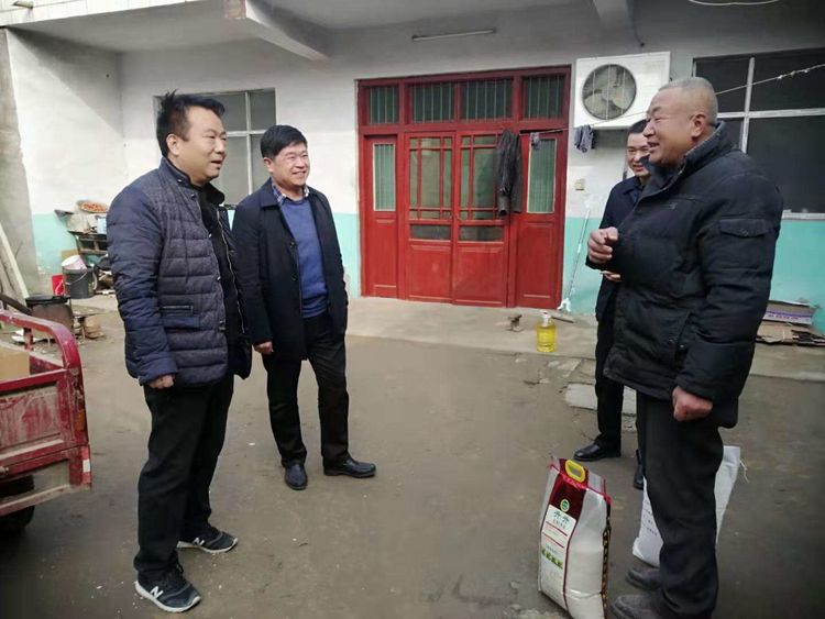 连日来,佛耳湖镇各联建单位,结对帮扶企业,带着党和政府的温暖,对我镇