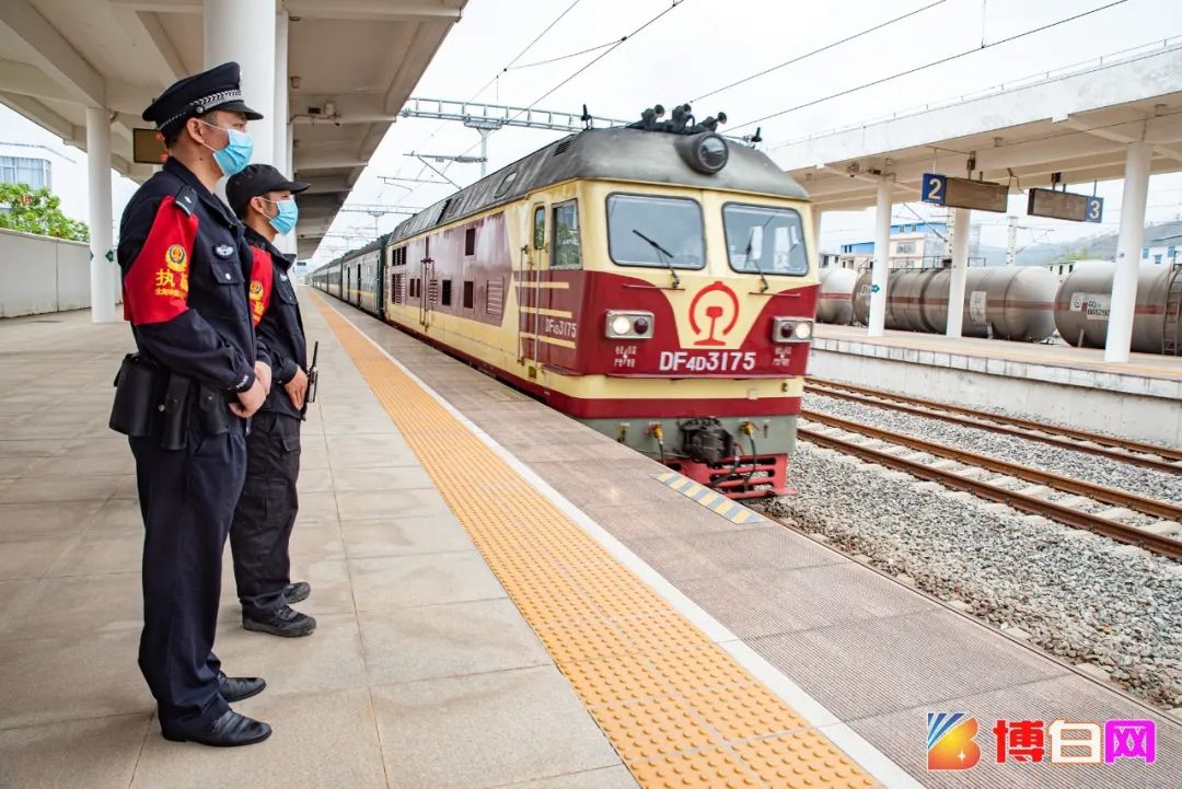 于下午13:08分驶进博白站,恢复客运服务的首趟列车,小编在博白火车站