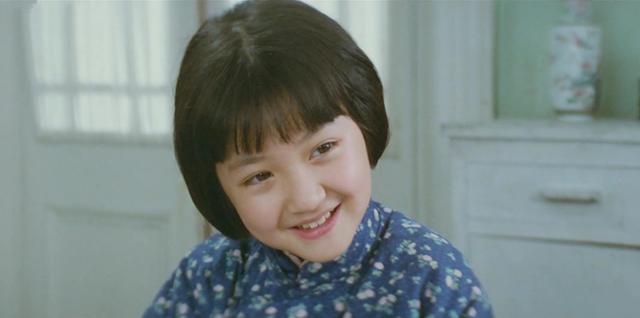 但最夺目的还是电影中的"林英子",这个笑容纯净,眼神清澈的最美童星