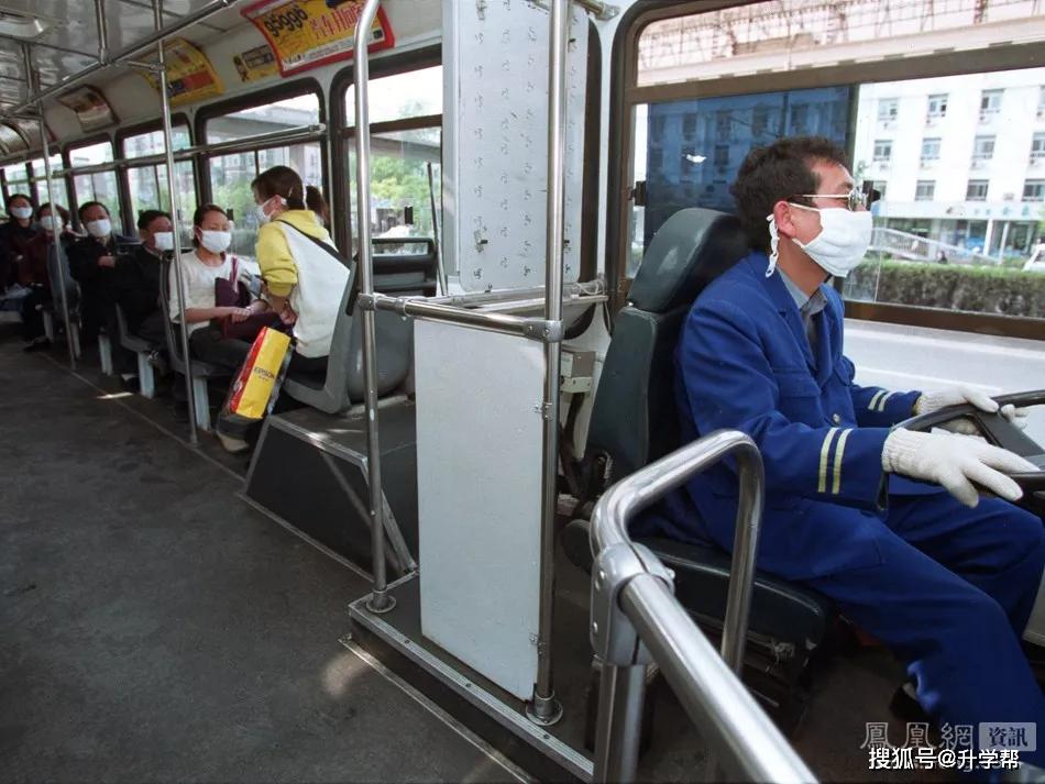 2003年4月28日,北京公交车上,戴口罩的乘客.任晨鸣/摄.